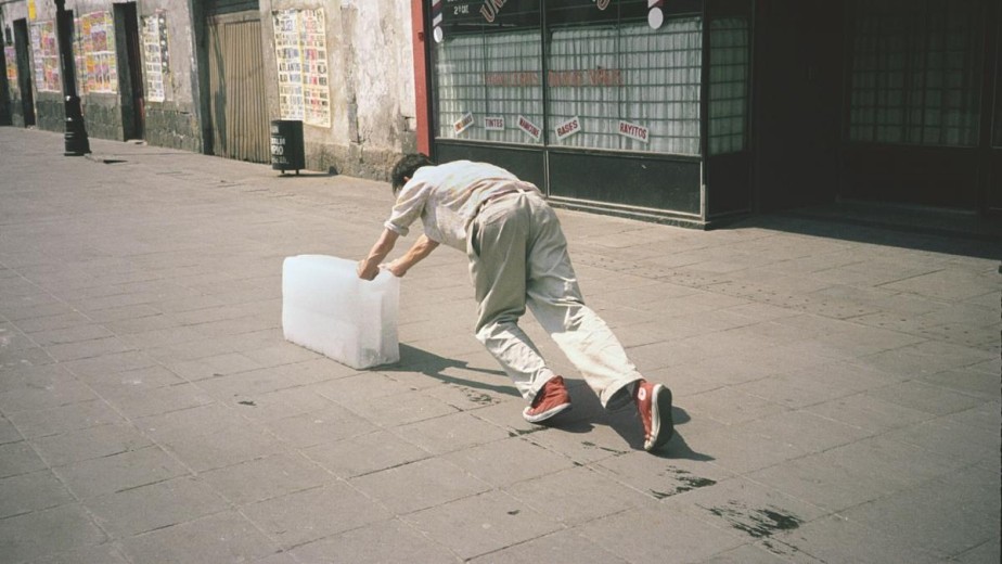 Paradox of praxis, Francis Alys, 1997